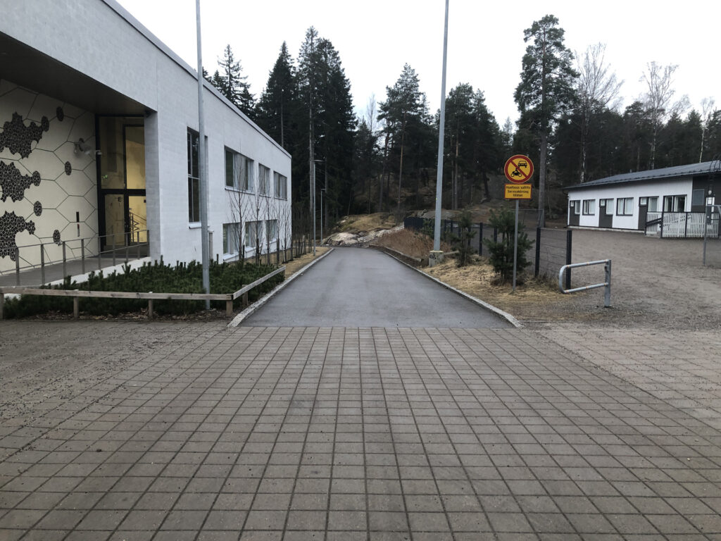 Picture of a down-hill road (slope).